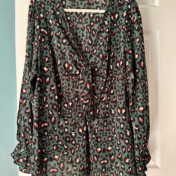 Spin Usa Tops - Chic & Flowy Leopard Print V-Neck Blouse